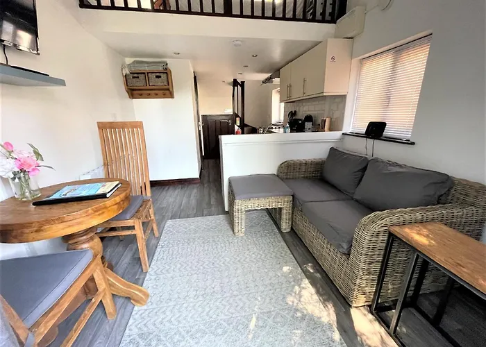 The Stables - Detached Cottage With Private Garden & Hot Tub