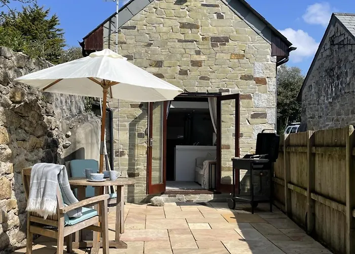 The Stables - Detached Cottage With Private Garden & Hot Tub